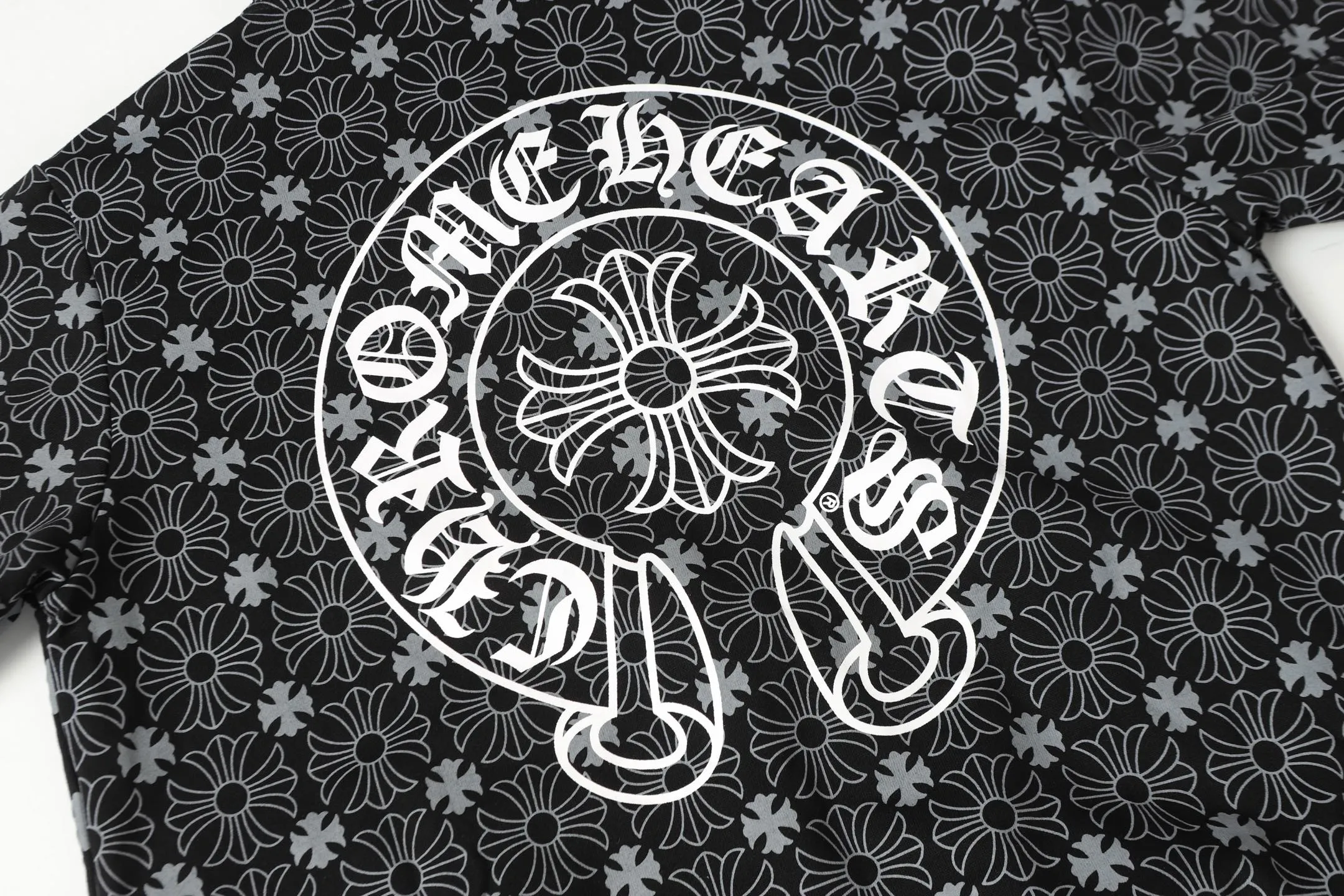 P300 cross-border model, please do not place an order if you are pursuing quality - Chrome Hearts/Chrome Hearts Sanskrit Dark Pattern Horseshoe Sanskrit Cross ✝️ Printed Zipper Sweater Cardigan Jacket - High weight, high density and high quality. The wool is soft, delicate and skin-friendly. It feels soft and silky. It has excellent warmth and skin-friendly properties. - Custom-woven and custom-dyed, no color difference. No matter the fabric or workmanship details, it beats the ordinary version on the market. - Hardware zipper accessories are all customized and full of details. -Colour: Black White Blue -Size: S M L XL